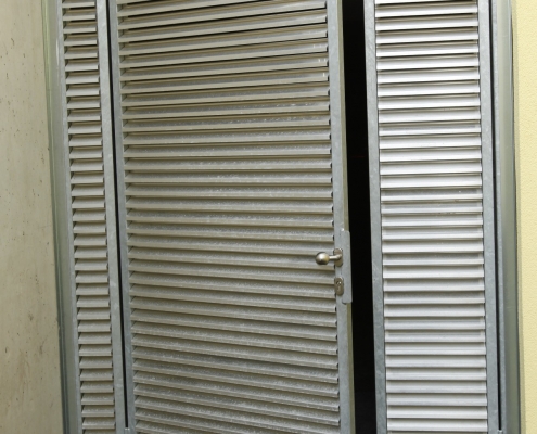 Türe verzinkt mit Lüftungslamellen aus Aluminium